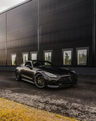Mercedes-AMG GT Prestige Car Centerin liikkeen edessä