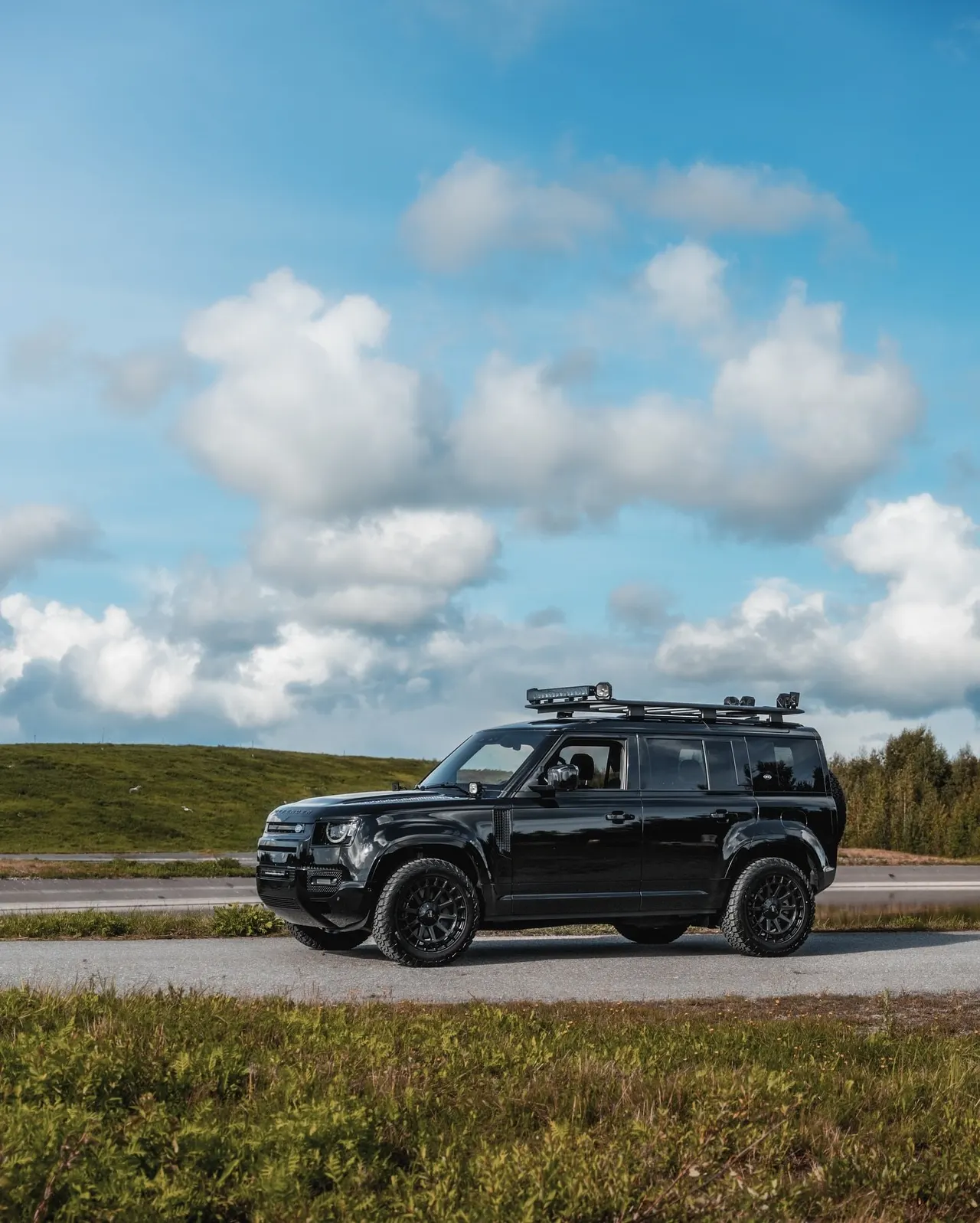 Musta Land Rover Defender
