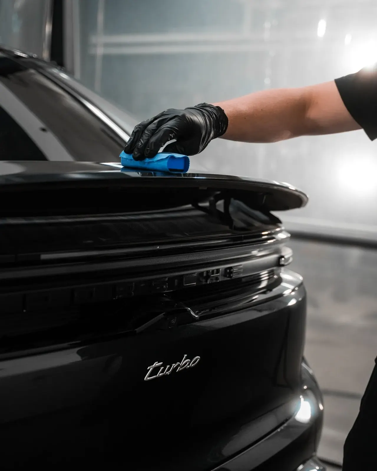 Porschen takaluukkua kiillotetaan käsin