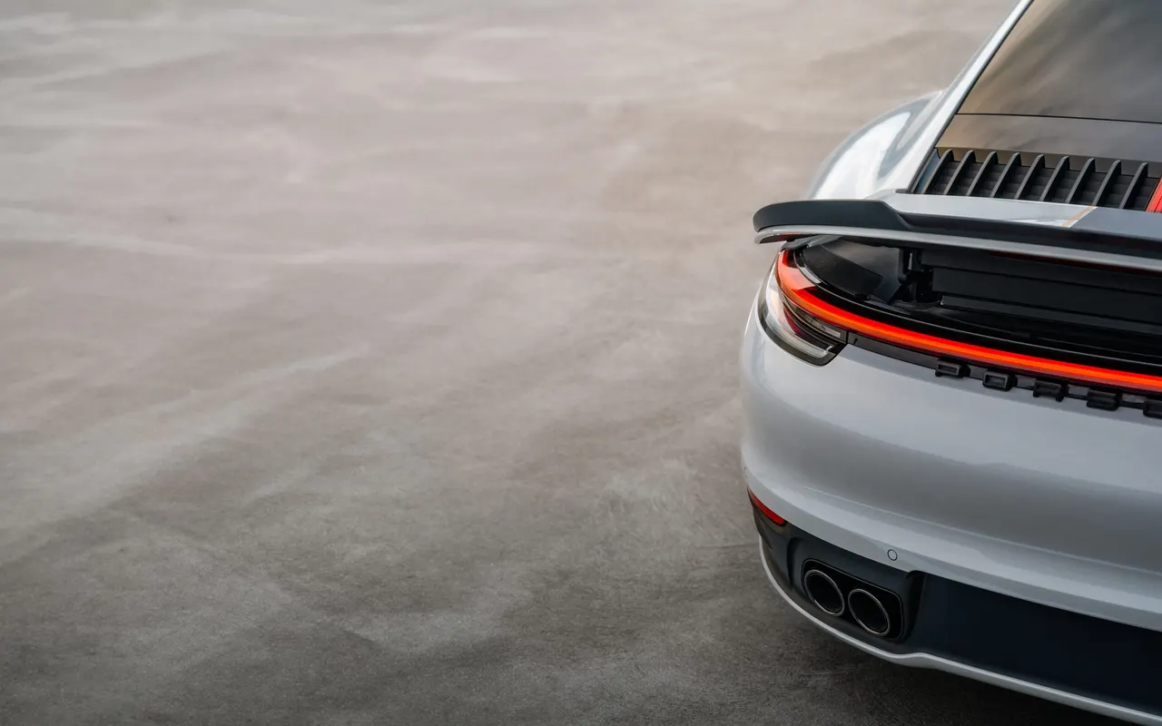 Porsche 911 takaa