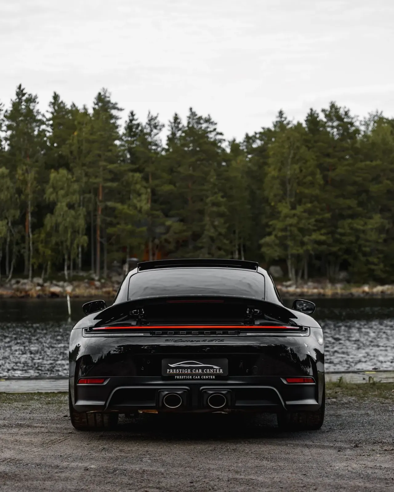 Musta Porsche 911 meren rannalla