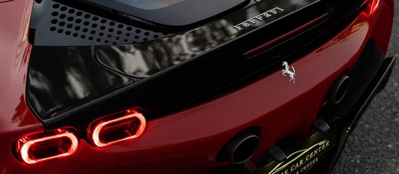 Punaisen Ferrarin takaosa Prestige Car Centerin pihalla