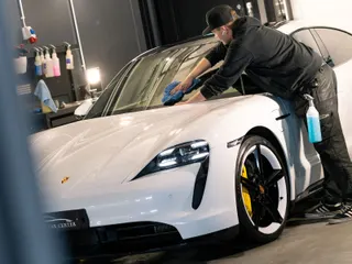 Porsche Taycania pestään käsin Prestige Car Centerin liikkeessä