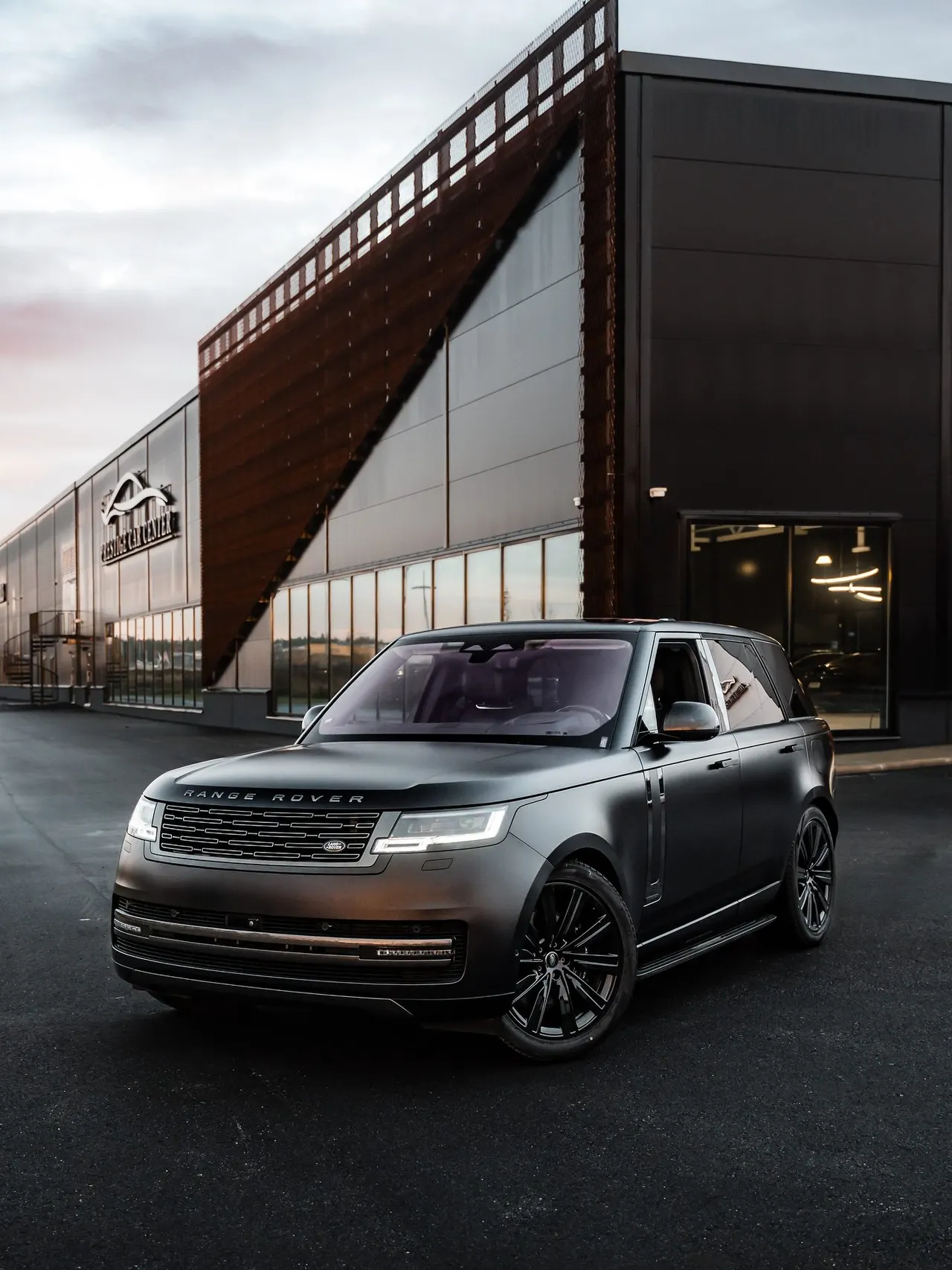 Range Rover Prestige Car Centerin edessä