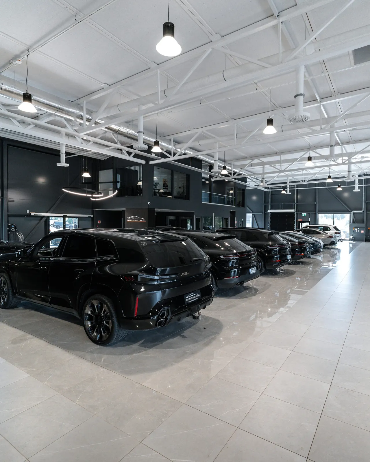 Autoja Prestige Car Centerin näyttelytilassa