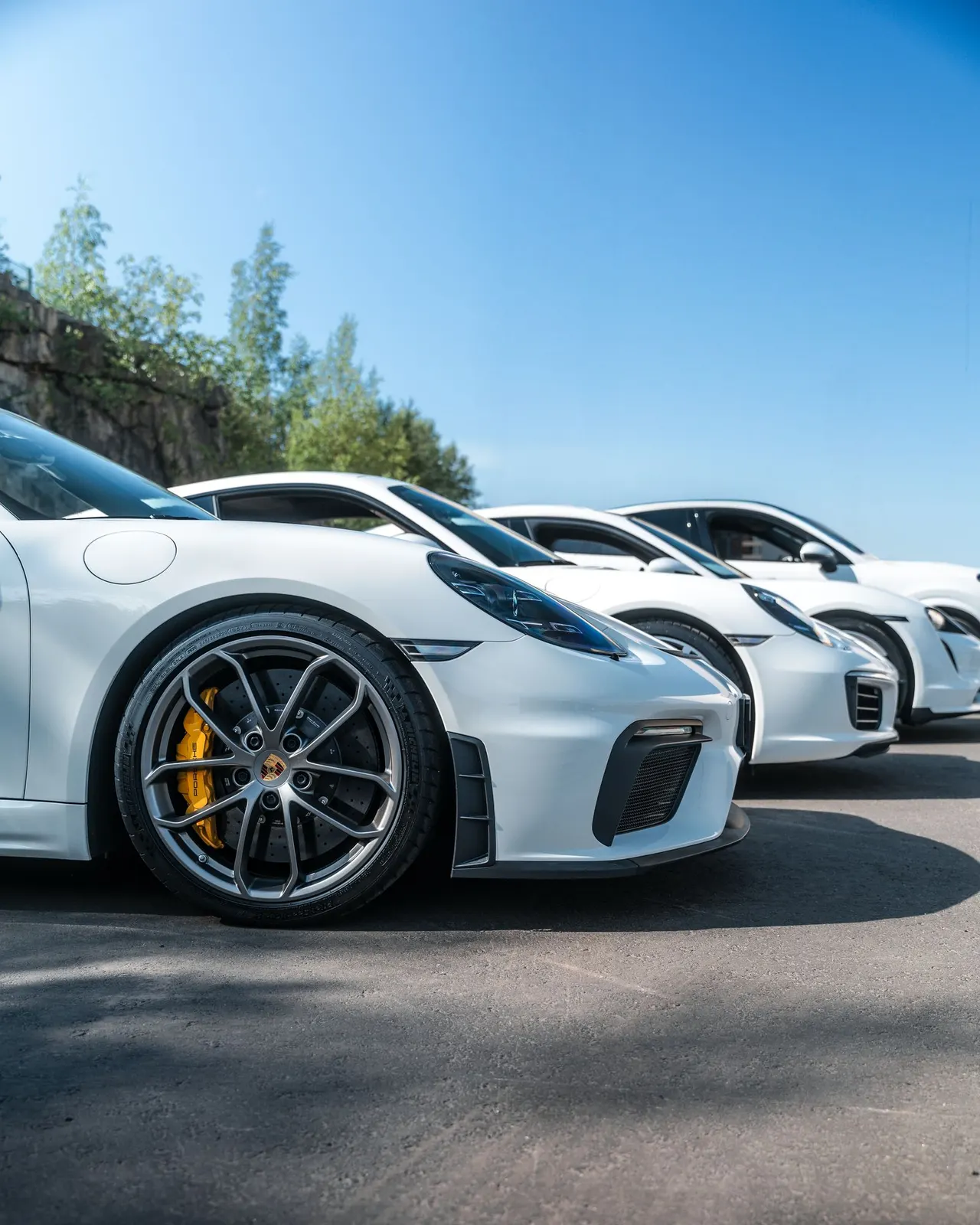 Valkoisia Porscheja rivissä Prestige Car Centerin pihalla