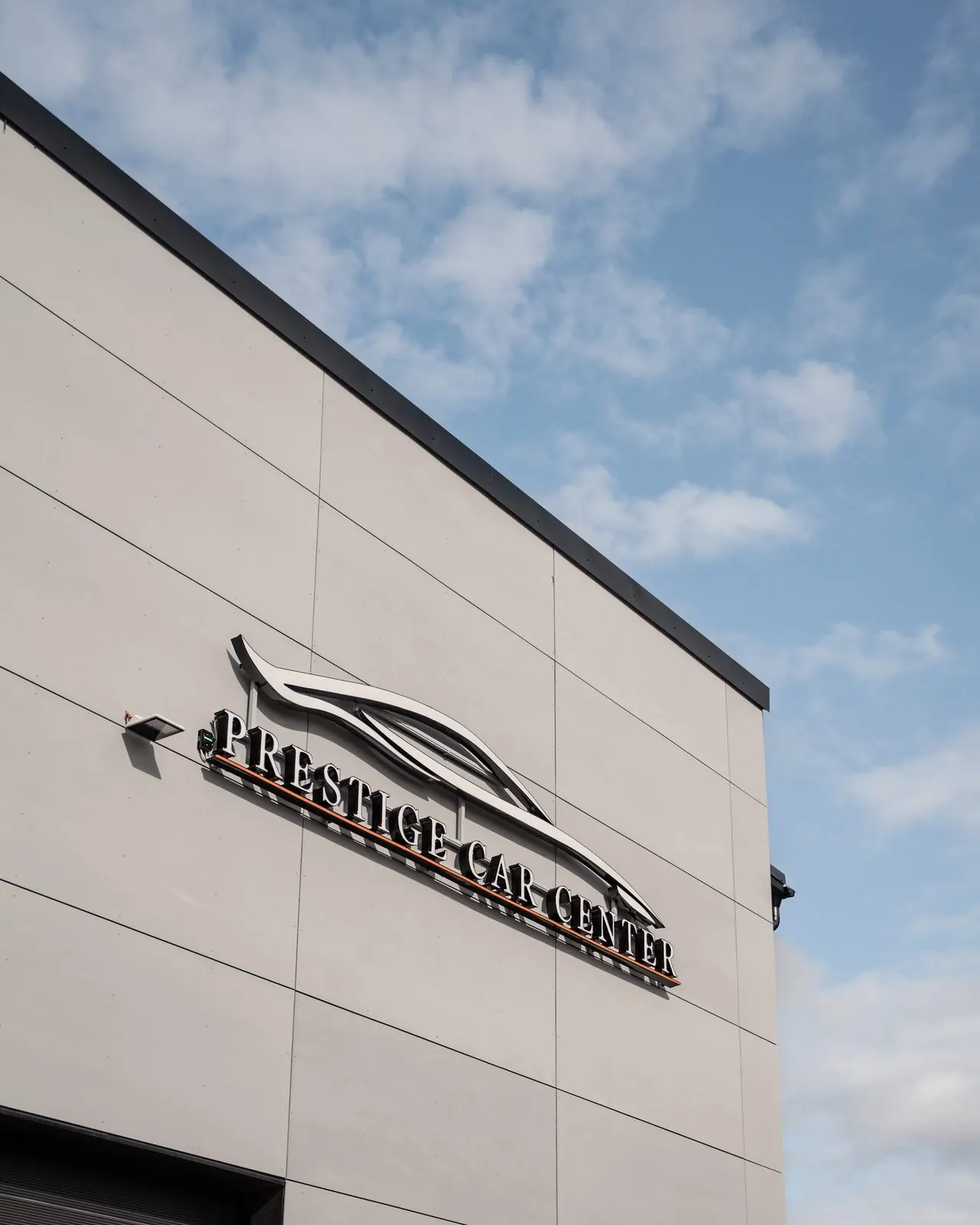 Prestige Car Centers fasad och ljusskylt i Vasa