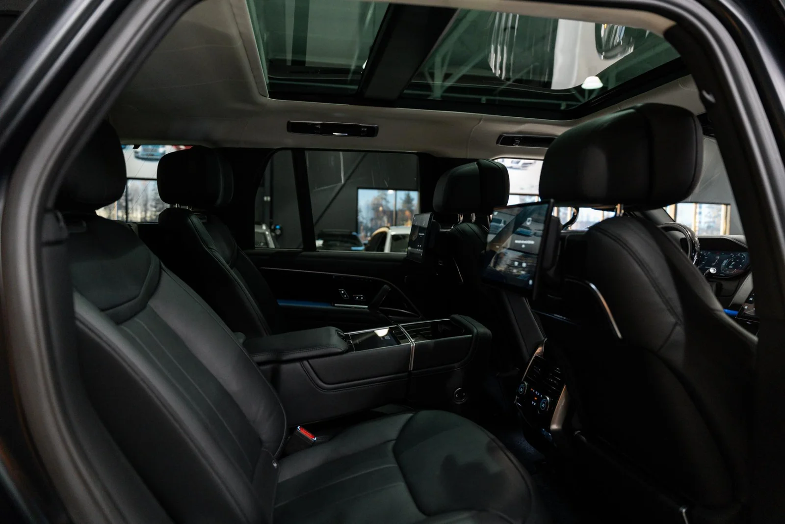 Land Rover Range Rover P510e Plug-in Hybrid Autobiography Suomi-auto, kuva 11