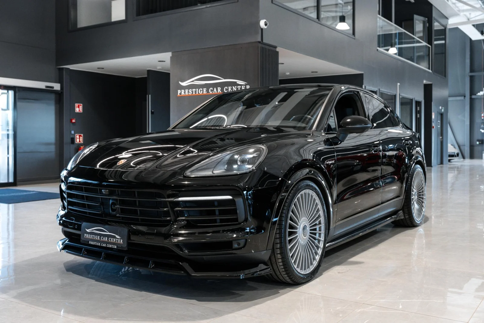 Porsche Cayenne E-Hybrid NÄYTTÄVÄ / HUPPUVARUSTELU! (3,95% Korko KAMPANJA!), kuva 2