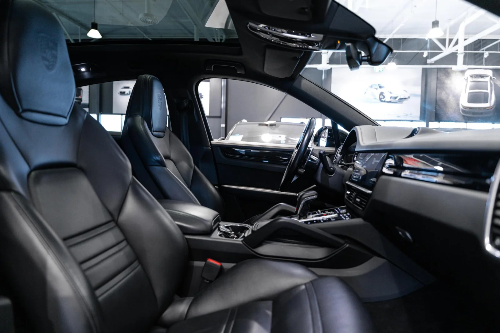Porsche Cayenne E-Hybrid NÄYTTÄVÄ / HUPPUVARUSTELU! (3,95% Korko KAMPANJA!), kuva 8