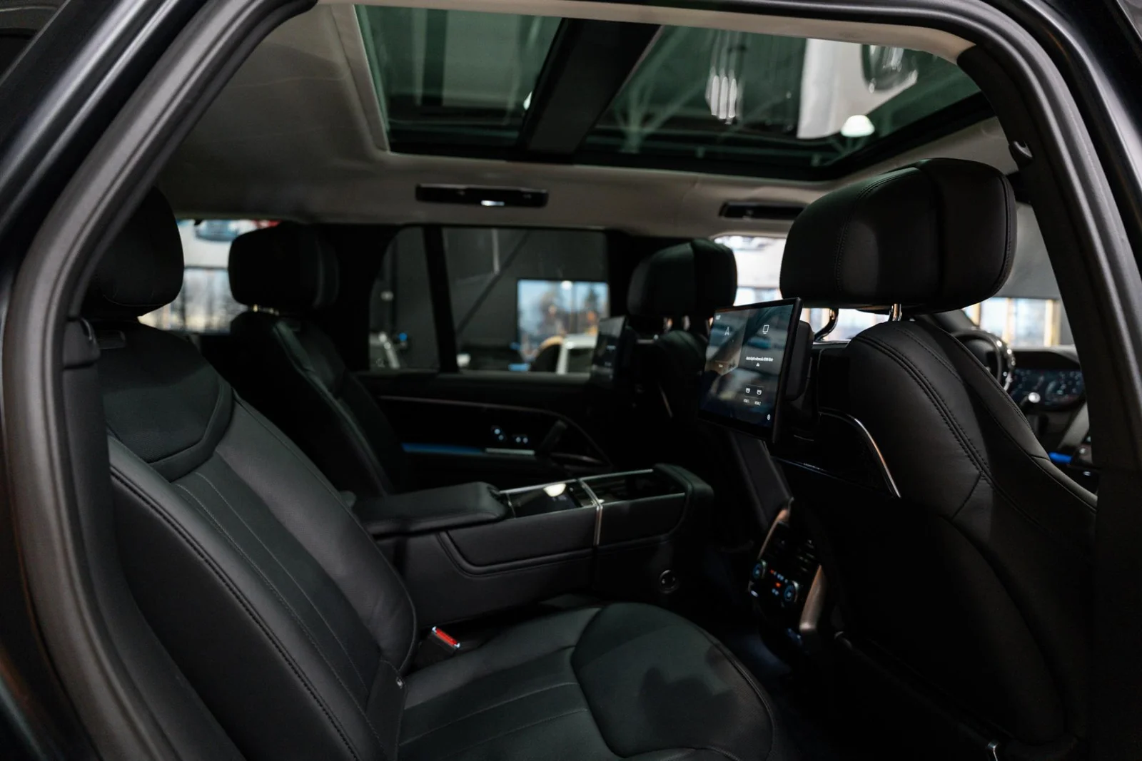 Land Rover Range Rover P510e Plug-in Hybrid Autobiography Suomi-auto, kuva 13