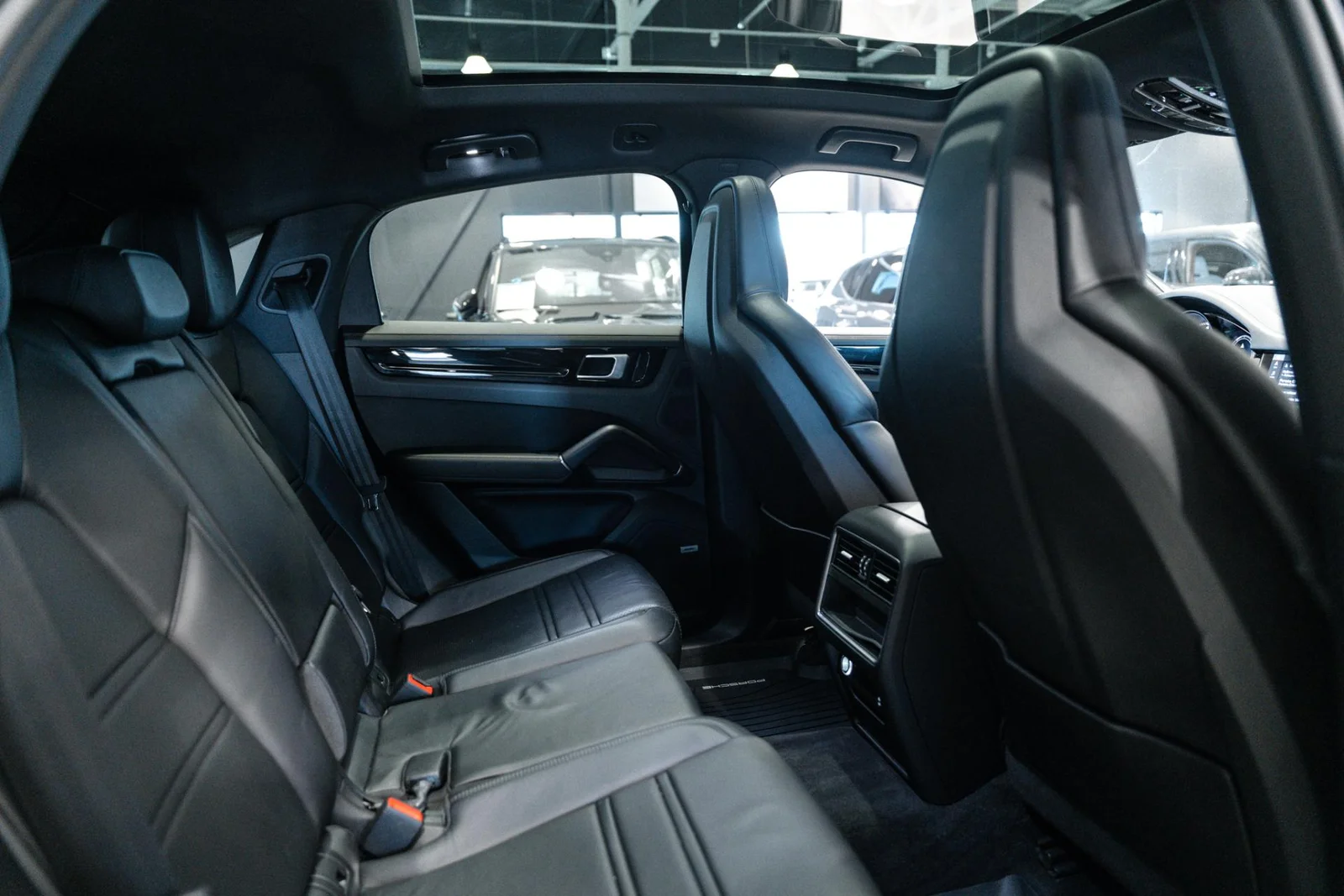 Porsche Cayenne E-Hybrid NÄYTTÄVÄ / HUPPUVARUSTELU! (3,95% Korko KAMPANJA!), kuva 10