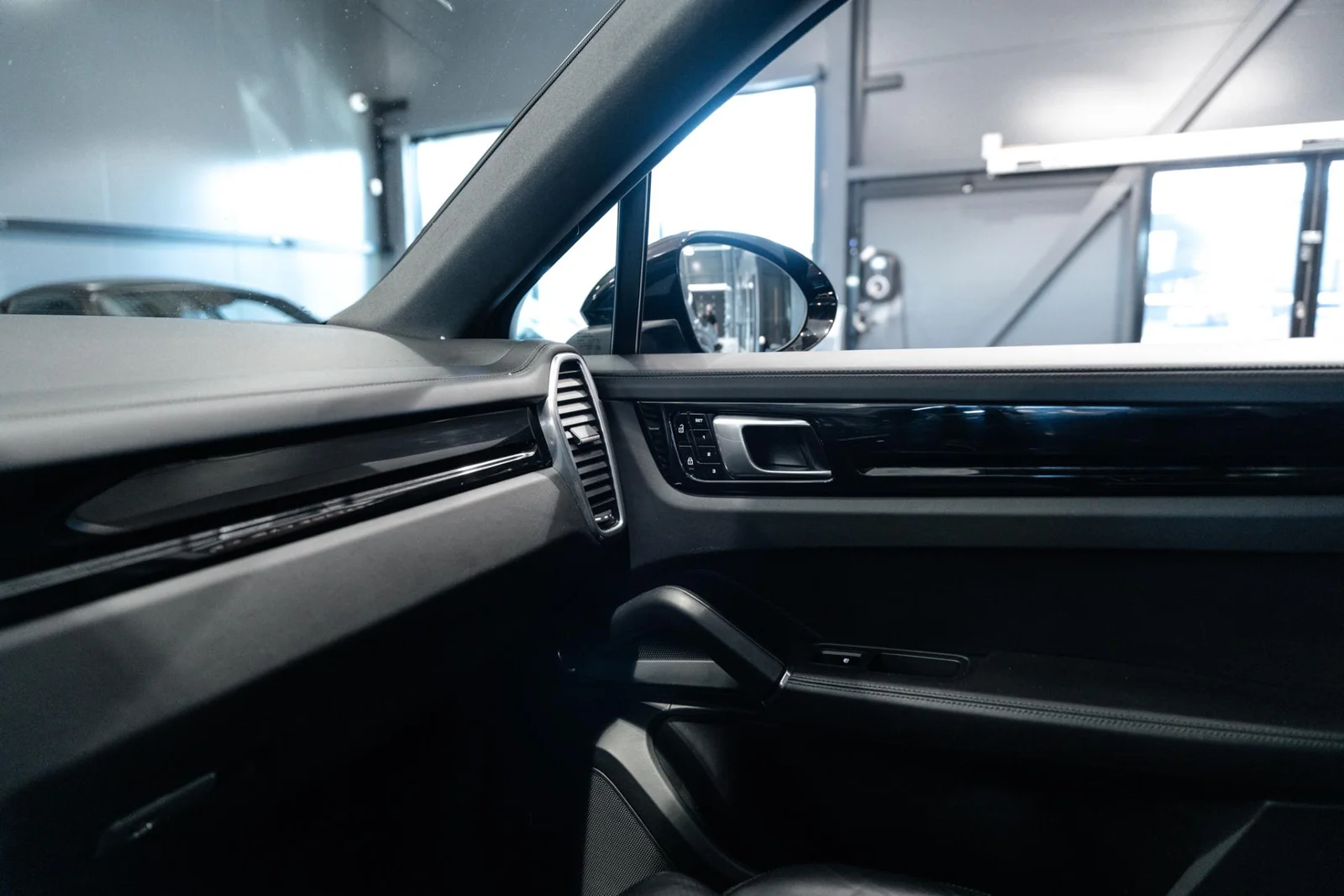 Porsche Cayenne E-Hybrid NÄYTTÄVÄ / HUPPUVARUSTELU! (3,95% Korko KAMPANJA!), kuva 18