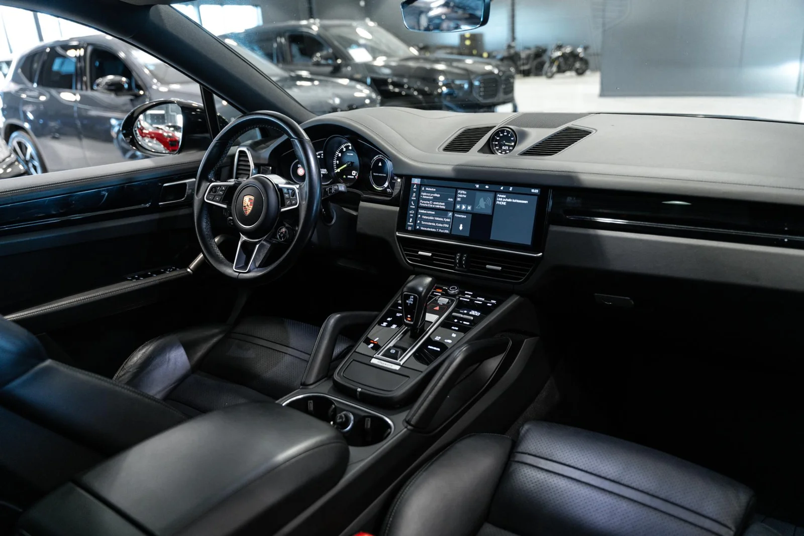 Porsche Cayenne E-Hybrid NÄYTTÄVÄ / HUPPUVARUSTELU! (3,95% Korko KAMPANJA!), kuva 11